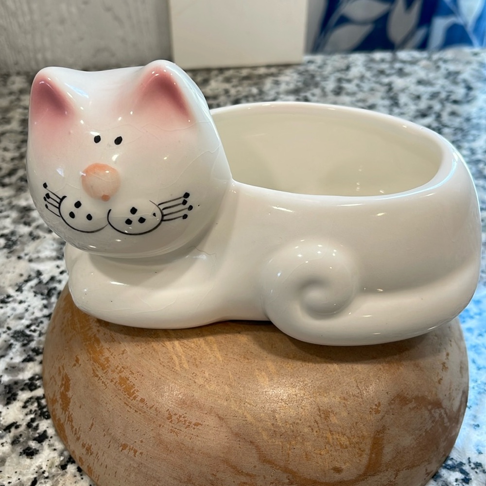 White cat planter/holder